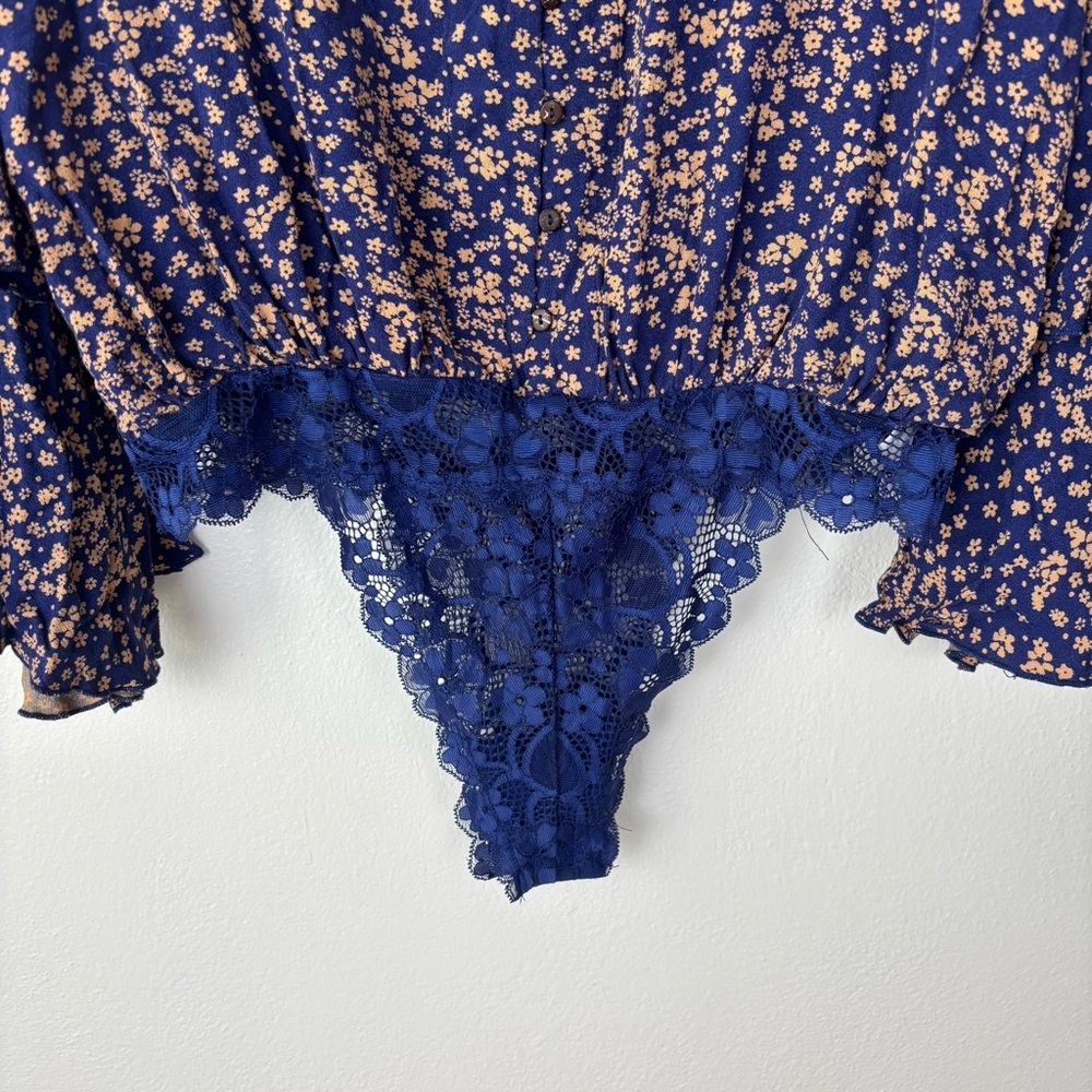 Free People Intimately Ditsy Floral Bodysuit Blouse Ruffle Sleeve Blue Size L - Picture 4 of 8